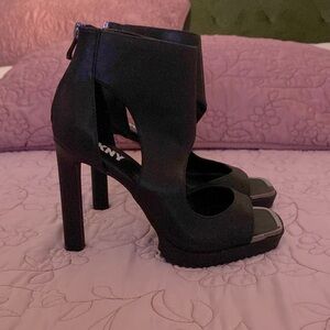 Brand new DKNY black heels size 7 but fit like a 71/2